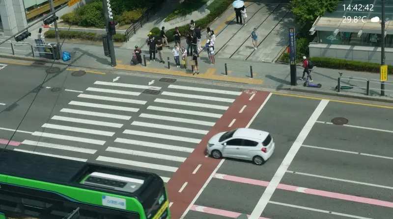 Live view of the Hongik Univ. Station crosswalk in Hongdae, Seoul, on a summer afternoon